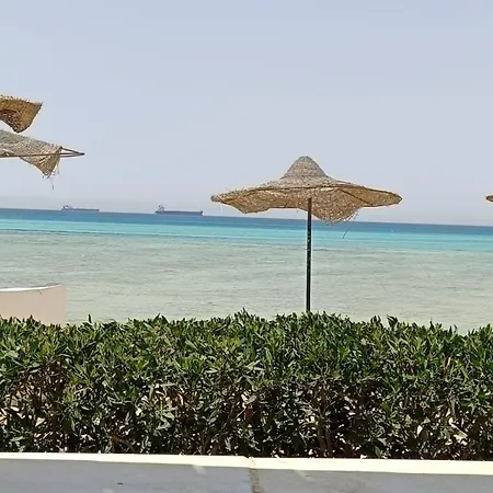 شاليه سياحي مكيف صف أول علي البحر مباشره ومكيف وبحديقه خاصه