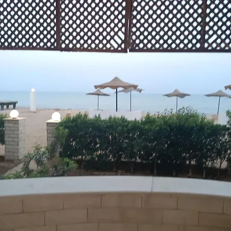 شاليه سياحي مكيف صف أول علي البحر مباشره ومكيف وبحديقه خاصه