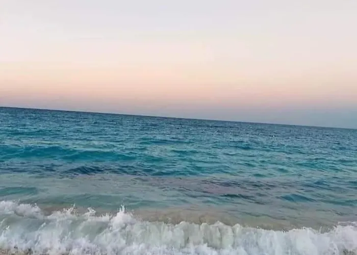 سياحي مكيف صف أول علي البحر مباشره ومكيف وبحديقه خاصه * Ras Sedr