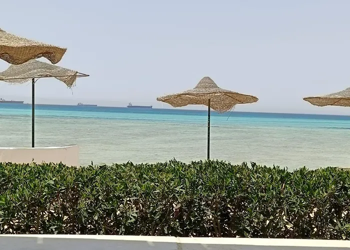 Aparthotel سياحي مكيف صف أول علي البحر مباشره ومكيف وبحديقه خاصه *