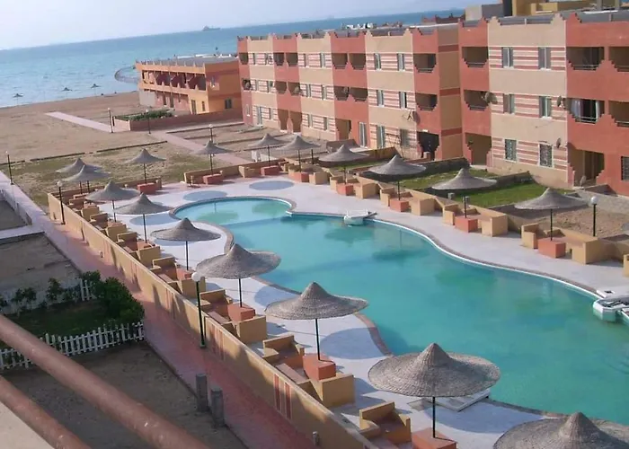 سياحي مكيف صف أول علي البحر مباشره ومكيف وبحديقه خاصه