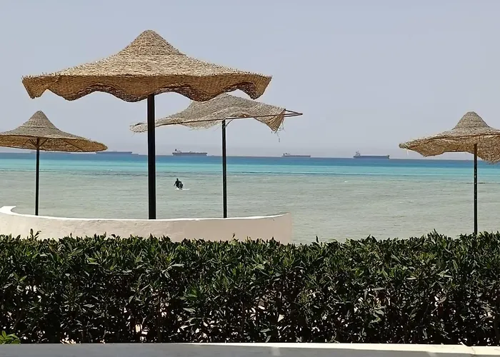سياحي مكيف صف أول علي البحر مباشره ومكيف وبحديقه خاصه *