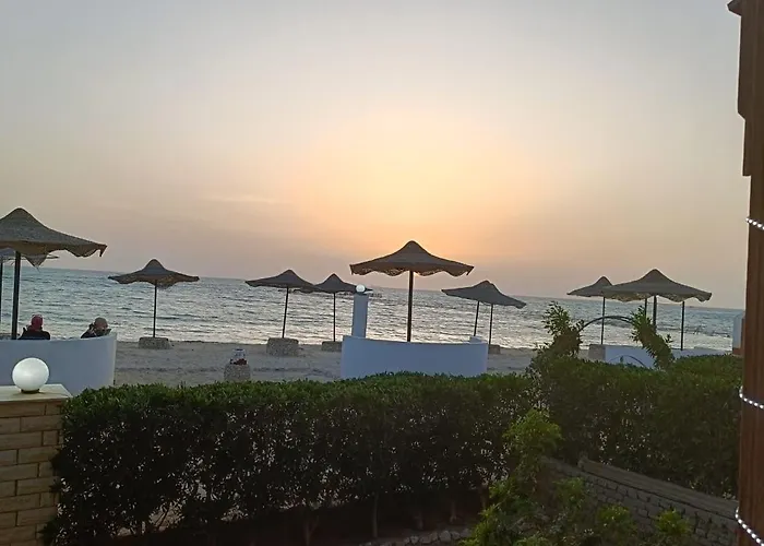 Aparthotel سياحي مكيف صف أول علي البحر مباشره ومكيف وبحديقه خاصه