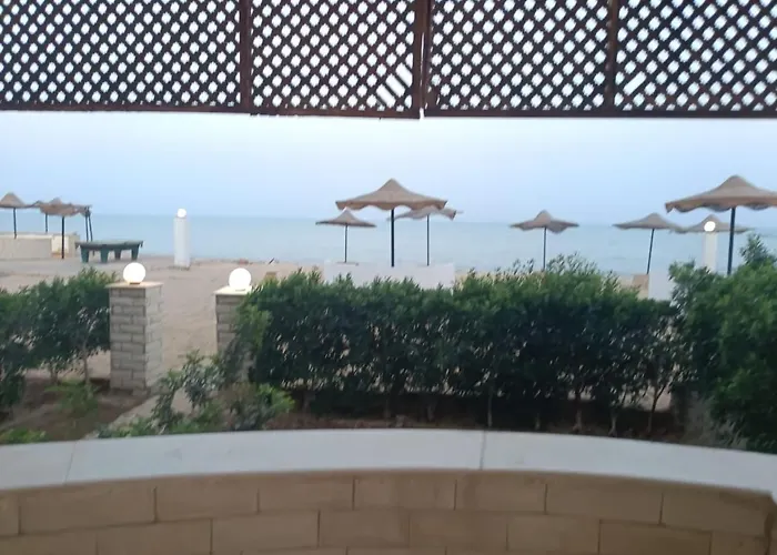 سياحي مكيف صف أول علي البحر مباشره ومكيف وبحديقه خاصه * Ras Sedr
