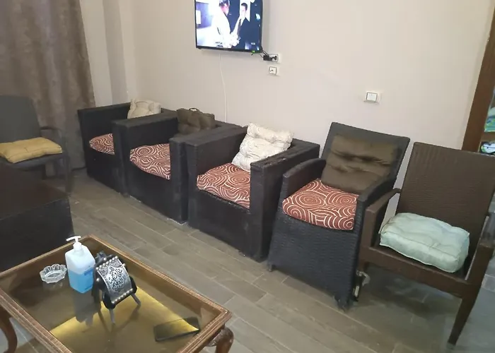 سياحي مكيف صف أول علي البحر مباشره ومكيف وبحديقه خاصه
