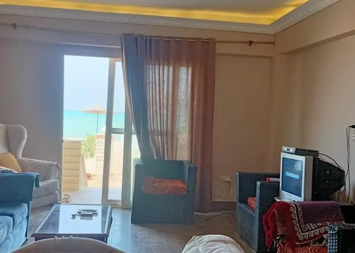 سياحي مكيف صف أول علي البحر مباشره ومكيف وبحديقه خاصه *