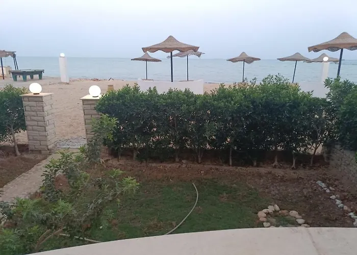 سياحي مكيف صف أول علي البحر مباشره ومكيف وبحديقه خاصه * Ras Sedr