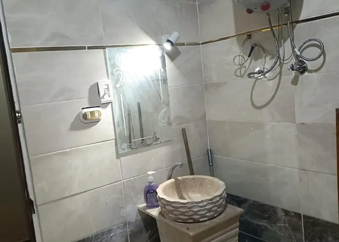 سياحي مكيف صف أول علي البحر مباشره ومكيف وبحديقه خاصه *